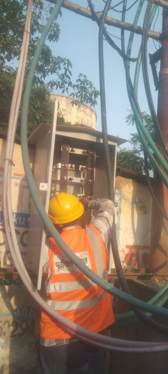 puvvnlvaranasi's tweet image. #Maintenance
#लक्ष्य_24X7_उपभोक्ता_सेवा
न.वि.वि.खण्ड-वरुणापार वाराणसी के कोइलहवा उपकेन्द्र के अंतर्गत #कार्मिकों_द्वारा 400केवीए ट्रांसफॉर्मर मरम्मत, केबिल टाईट करने, एरियल फ्यूज रिपेयर कर आपूर्ति सामान्य किया।
@aksharmaBharat @mduppcl @ChairmanUppcl
@UPPCLLKO @PuVVNLHQ @DTPuvvnl