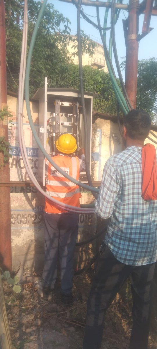 puvvnlvaranasi's tweet image. #Maintenance
#लक्ष्य_24X7_उपभोक्ता_सेवा
न.वि.वि.खण्ड-वरुणापार वाराणसी के कोइलहवा उपकेन्द्र के अंतर्गत #कार्मिकों_द्वारा 400केवीए ट्रांसफॉर्मर मरम्मत, केबिल टाईट करने, एरियल फ्यूज रिपेयर कर आपूर्ति सामान्य किया।
@aksharmaBharat @mduppcl @ChairmanUppcl
@UPPCLLKO @PuVVNLHQ @DTPuvvnl