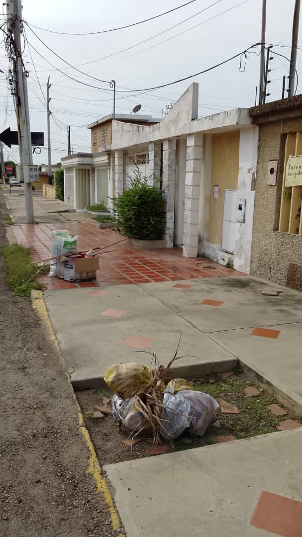 ReporteYa's tweet image. #2May #Zulia 
@LDanieri: 15 días sin servicio denuncian los vecinos del sector 18 de Octubre Av 5 con calle H. Al parecer en relación al aseo urbano en #Maracaibo, aún hay fallas. Recientemente fueron evidentes con las inundaciones y las cañadas repletas de basura.