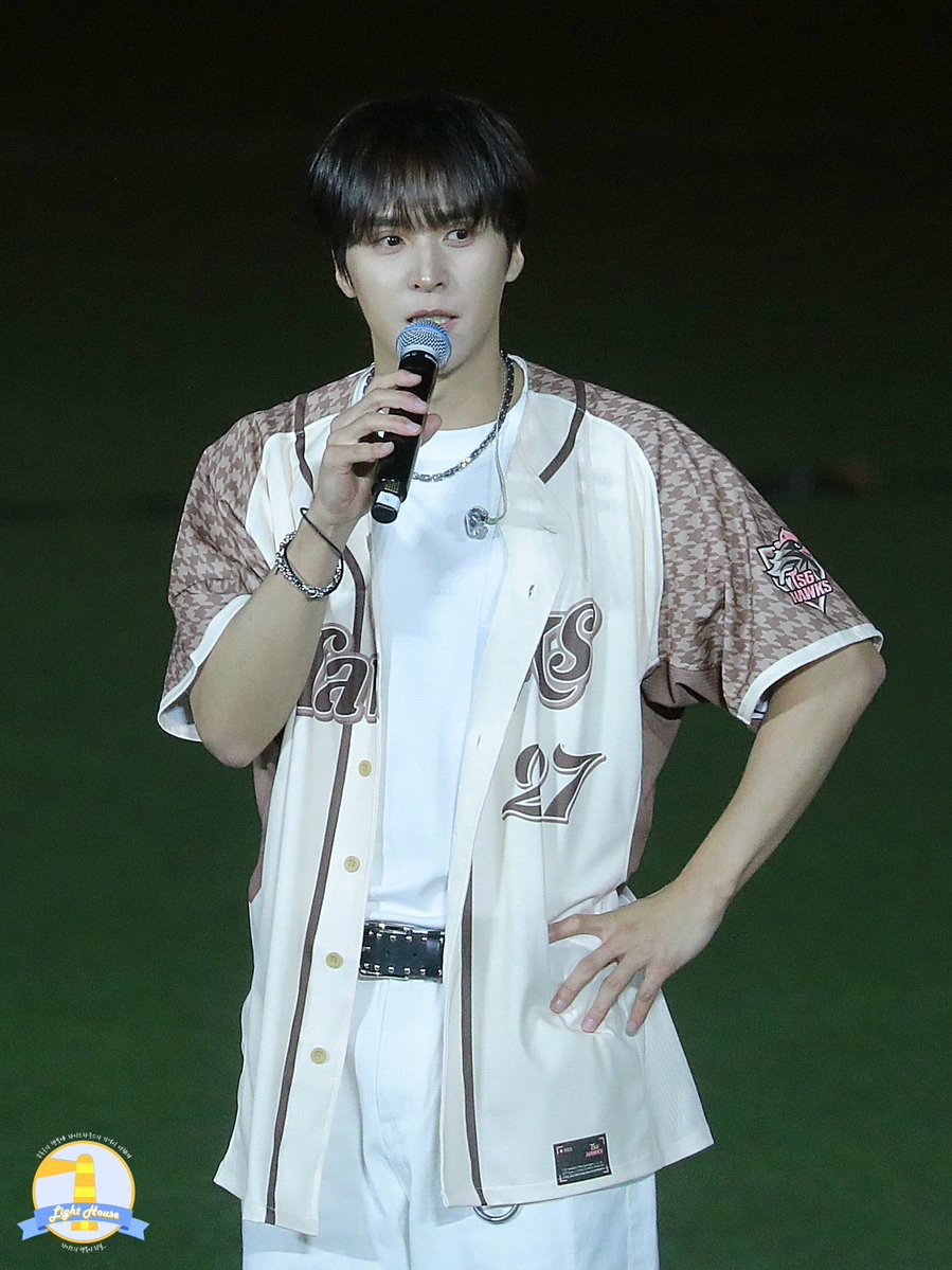 LIGHTHOUSE_66's tweet image. 260502 타이강 호크스 #동운 ⚾️💜

오늘의 승리요정 동운🍀
#하이라이트 #HIGHLIGHT #비스트 #BEAST 
#손동운 #SONDONGWOON @beastdw