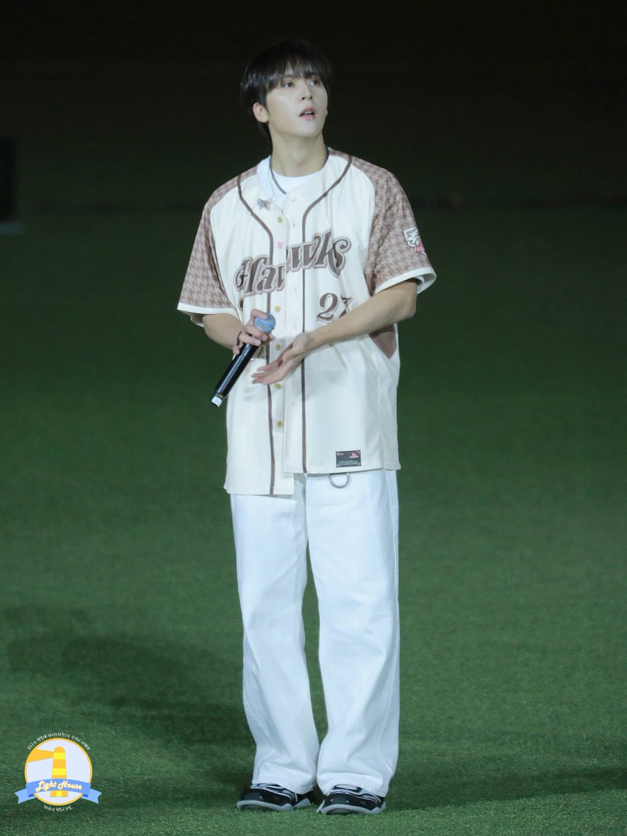 LIGHTHOUSE_66's tweet image. 260502 타이강 호크스 #동운 ⚾️💜

오늘의 승리요정 동운🍀
#하이라이트 #HIGHLIGHT #비스트 #BEAST 
#손동운 #SONDONGWOON @beastdw