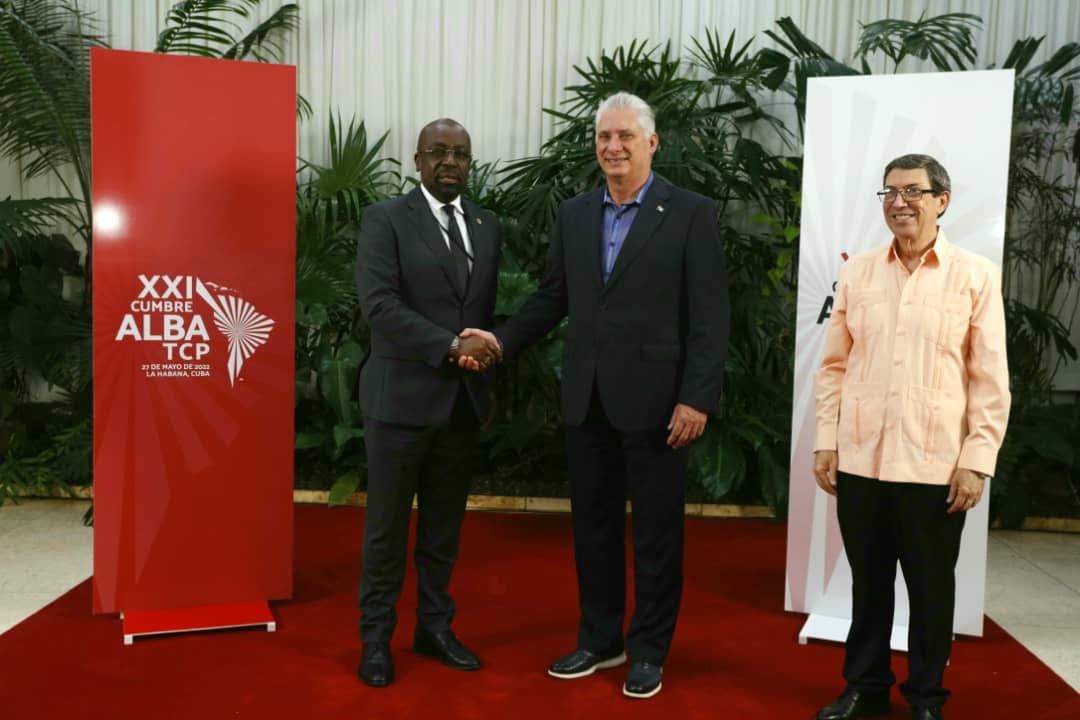 <a href="/DiazCanelB/">Miguel Díaz-Canel Bermúdez</a> <a href="/gastonbrowne/">Gaston Browne</a> Somos un país digno, solidario, antimperialista y nunca guerrerista. #AntiguaYBarbuda
#YoSigoAMiPresidente
#CubaNoSeRinde
