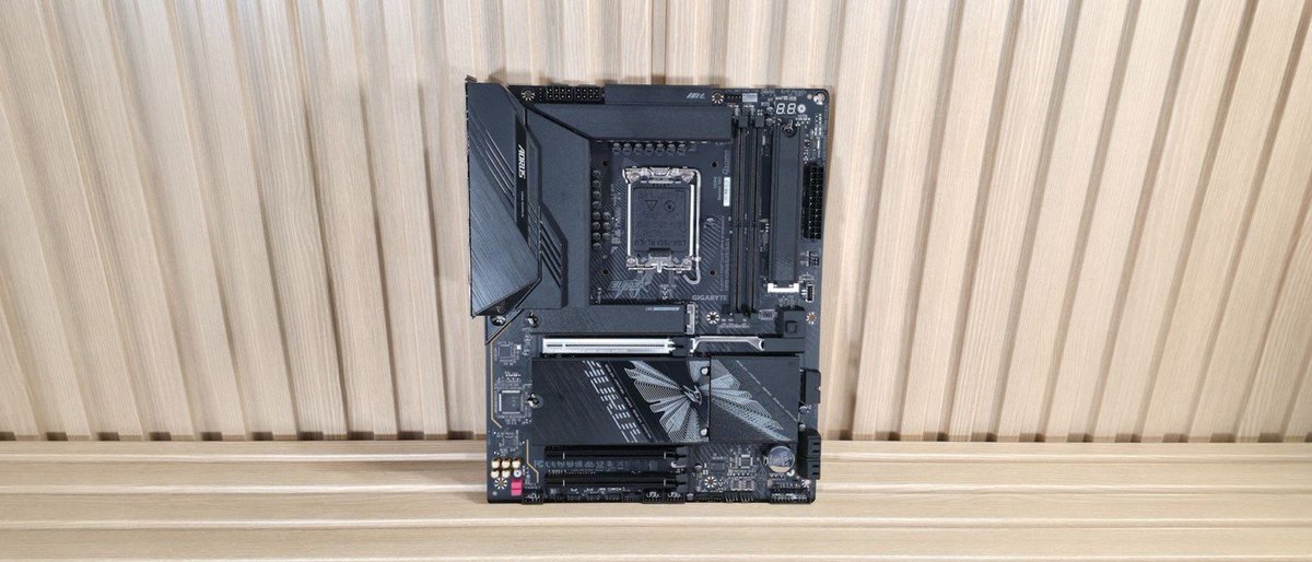 TechNode_HQ's tweet image. The Gigabyte Z890 Aorus Elite Duo X is shifting the mid-range performance paradigm. By moving to a 2-slot memory topology, it enables extreme stability and capacity (256GB) for Arrow Lake builds. Is this the new standard for high-bandwidth workstations? ⚡ #Hardware #Z890