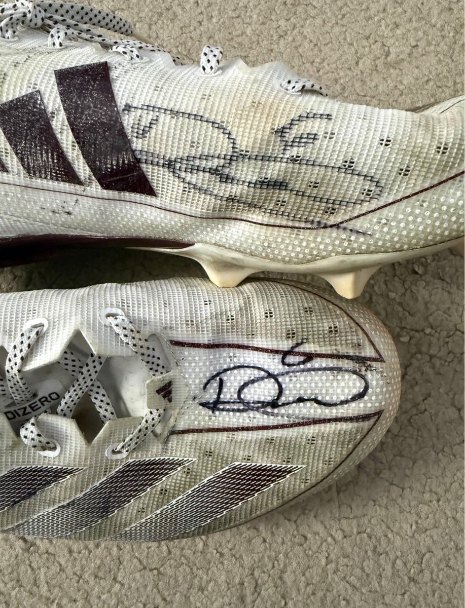 Softballer_20's tweet photo. These game-worn autographed cleats are looking for a new home! Are any #WashingtonCommanders fans interested?
https://t.co/Kjj8gj8sDP https://t.co/2FoVPgO2jT