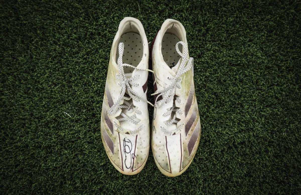 Softballer_20's tweet photo. These game-worn autographed cleats are looking for a new home! Are any #WashingtonCommanders fans interested?
https://t.co/Kjj8gj8sDP https://t.co/2FoVPgO2jT