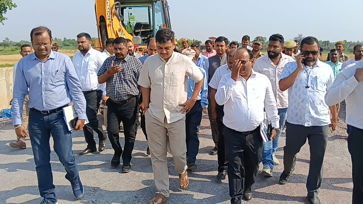 DM_Barabanki's tweet photo. तहसील रामनगर क्षेत्र में बाढ़ सुरक्षा कार्यों एवं ग्राम मढ़ना में निर्माणाधीन अन्नपूर्णा भवन का स्थलीय निरीक्षण किया। संबंधित अधिकारियों को निर्देशित किया कि सभी कार्य निर्धारित मानकों के अनुरूप गुणवत्तापूर्ण ढंग से कराए जाएं तथा नियमित मॉनिटरिंग सुनिश्चित की जाए। साथ ही बाढ़ सुरक्षा सम्बन्धी समस्त कार्य 15 जून तक हर हाल में पूर्ण कराने हेतु श्रमिकों की संख्या बढ़ाकर कार्य में तेजी लाने के निर्देश दिए, जिससे संभावित बाढ़ से पूर्व सुरक्षा व्यवस्था सुदृढ़ की जा सके।
@CMOfficeUP
@UPGovt
@InfoDeptUP