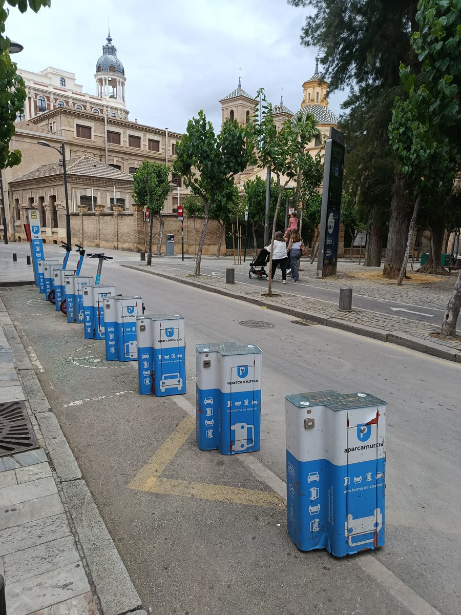 Por favor, <a href="/AytoMurcia/">Ayuntamiento de Murcia</a> , retiren estos mamotretos de nuestras calles.
