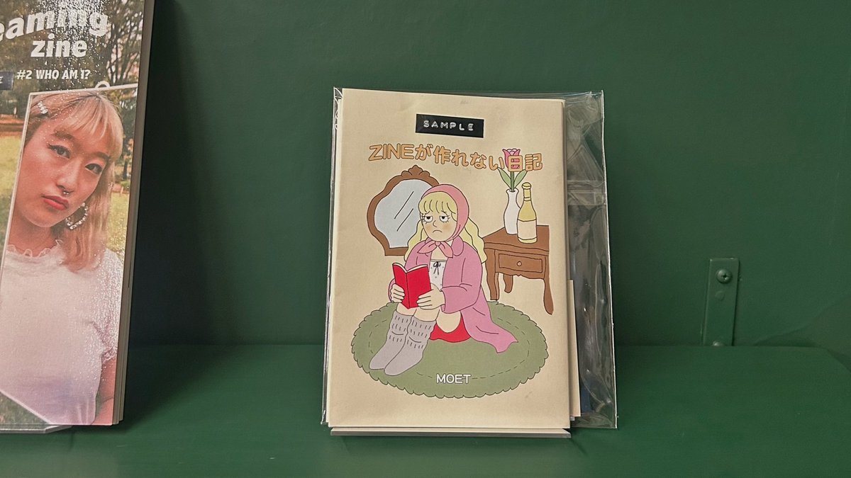 moetsaito's tweet photo. 大好きなOH! MY BOOKSで、新作ZINEのお取り扱いもはじまりました❣️
わたしのZINEを購入くださった方はぜっっったい好きな本屋さんだと思います✨
完売していたDaydreaming zineも追加納品しているので、ぜひ幡ヶ谷に遊びに行ってください🌷
※店内撮影禁止ですが特別許可をいただきました https://t.co/MNOUjPtn6Z