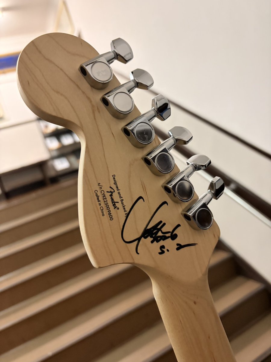 mkblgrnmt's tweet photo. 息子、軽音部に入り新たに買ったエレキギターにサインをもらうためにライブに持っていく→サインしてもらう時にヨウヘイくんが「ピック出し〜」と言いながらギターを弾いてくれる→それを見た息子、手震えながら号泣→それを見る母もらい泣き、な本日のライブ。胸熱なサイン会
#浜端ヨウヘイ https://t.co/A8ytN4Ujc2