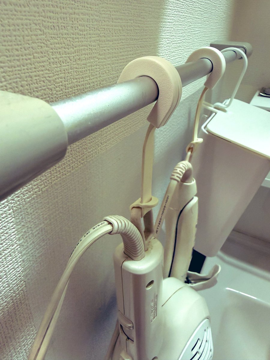 yoshimisiki's tweet image. seriaに売ってるラバーのひっかけるやつ、これめっちゃ便利なんだけど、ドライヤーみたいな重いものだと歪んで落ちやすくなってしまってたので、3DPで補強パーツ作った。
#3DP
#bambulabP1S