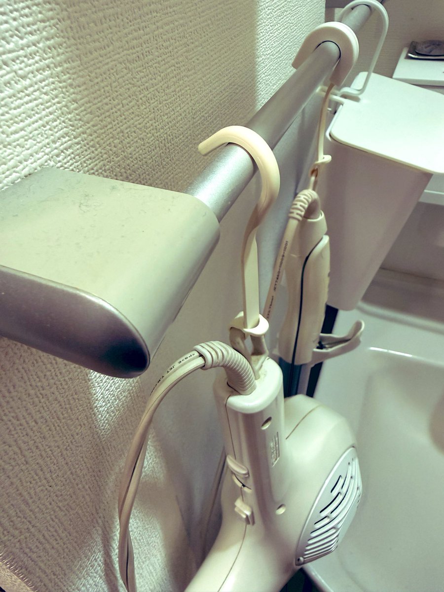 yoshimisiki's tweet image. seriaに売ってるラバーのひっかけるやつ、これめっちゃ便利なんだけど、ドライヤーみたいな重いものだと歪んで落ちやすくなってしまってたので、3DPで補強パーツ作った。
#3DP
#bambulabP1S