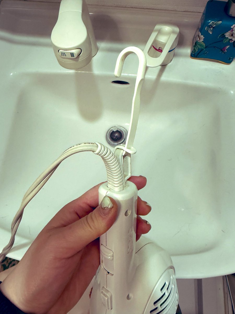 yoshimisiki's tweet image. seriaに売ってるラバーのひっかけるやつ、これめっちゃ便利なんだけど、ドライヤーみたいな重いものだと歪んで落ちやすくなってしまってたので、3DPで補強パーツ作った。
#3DP
#bambulabP1S