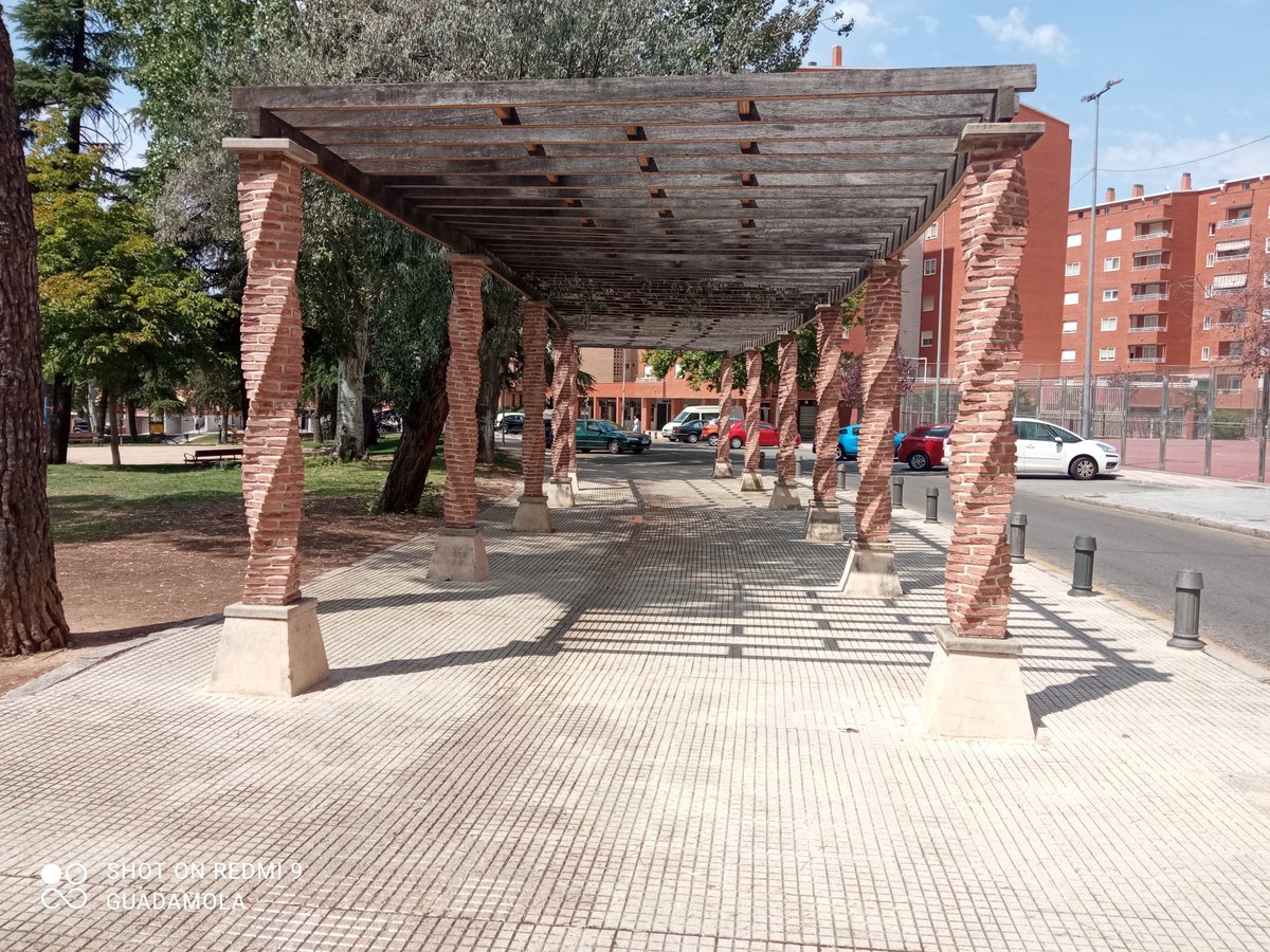 Cuando crees que el Ayuntamiento del Pp y V🤮x no puede hacer más estupideces, presentan las nuevas corolas para gastar lo que pagas de más en el IBI.
Vergüenza ajena es poco.
No saben plantar árboles ni enredaderas en las pérgolas pero como "paga europa" nos colocan esta mierda.
