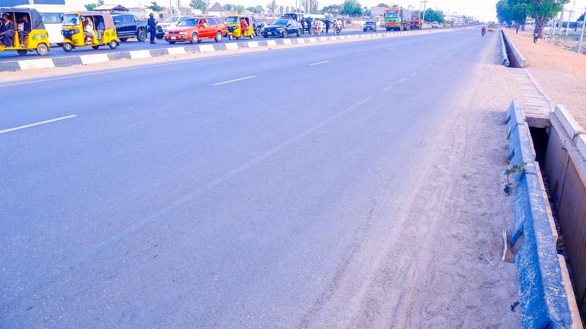 ImaAkpanAkpan's tweet photo. Kano State experiences the excellence of Engr. David Umahi as 45km road project is being executed in three sections: 15km, 17km, & 13km. A 6km dual carriageway up to Adobairo Bridge completed.
#MinisterDavidUmahi
#MinistryOfWorks
#FederalGovtOfNigeria
#AkwaIbomFieldSupervision https://t.co/LHj71tLNvz
