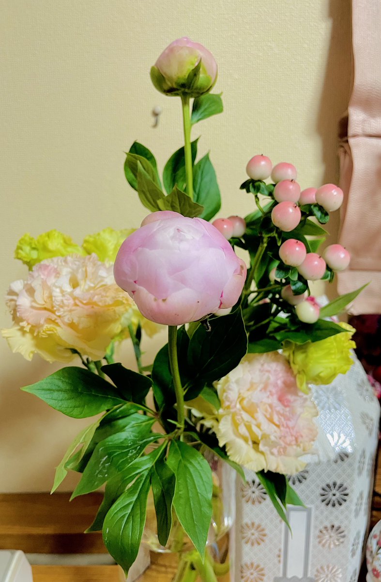 今月の💐
レッスンは母の日にむけたもこもこアレンジ
投げ入れは大好きFlower芍薬が入荷してたので🫶🏻