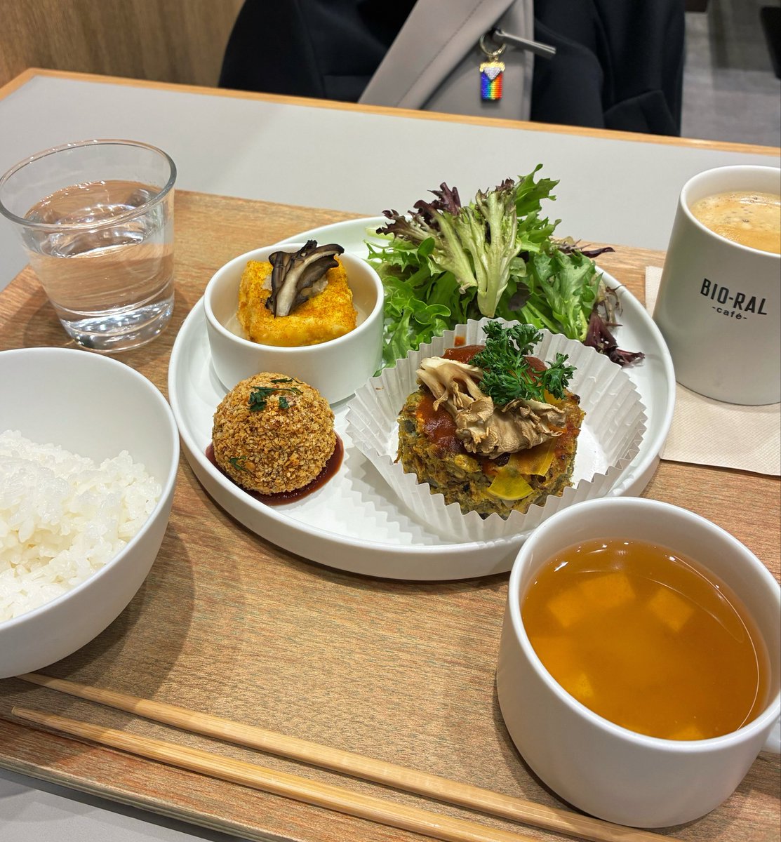 kohakunodarling's tweet image. 明日は有明に行く人も多いと思うので有明ガーデン内のオーガニック系スーパーにあるレストラン🍽️#ビオラル カフェについてシェア(⚠️2ヶ月前の情報)
ショーケースには「#動物性原料不使用」の表記があり分かり易い👍
全体的に薄味なので好き嫌いは分かれるかもだけど、味噌汁も🆗なのは貴重。
#vegan