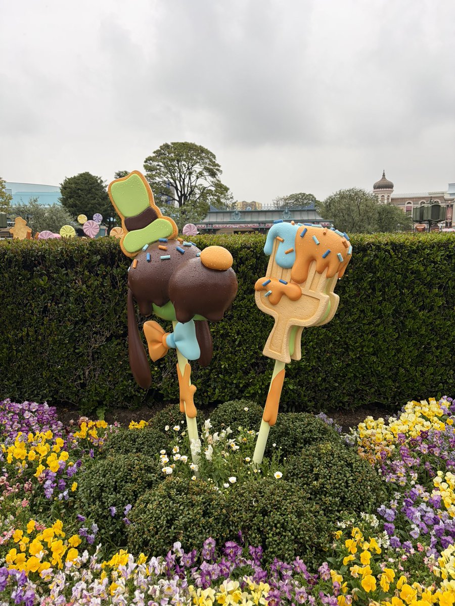 fyk_sky's tweet photo. 先日ディズニーランド行ってきたけど、飾ってあるオブジェが美味しそうだった
グッズ化してほしい…🍬🍭🍫 https://t.co/z20W5I5fH8