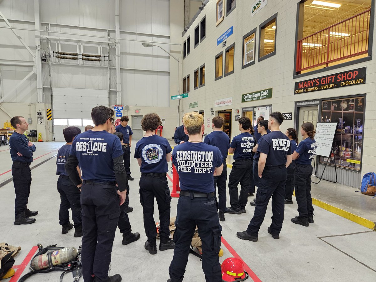 DavidPazos15's tweet image. Always preparing for the next emergency. New @mcfrs members of various Local Fire Rescue Departments(LFRD) are training on personal protective equipment used during hazardous environments. @mcfrsPIO