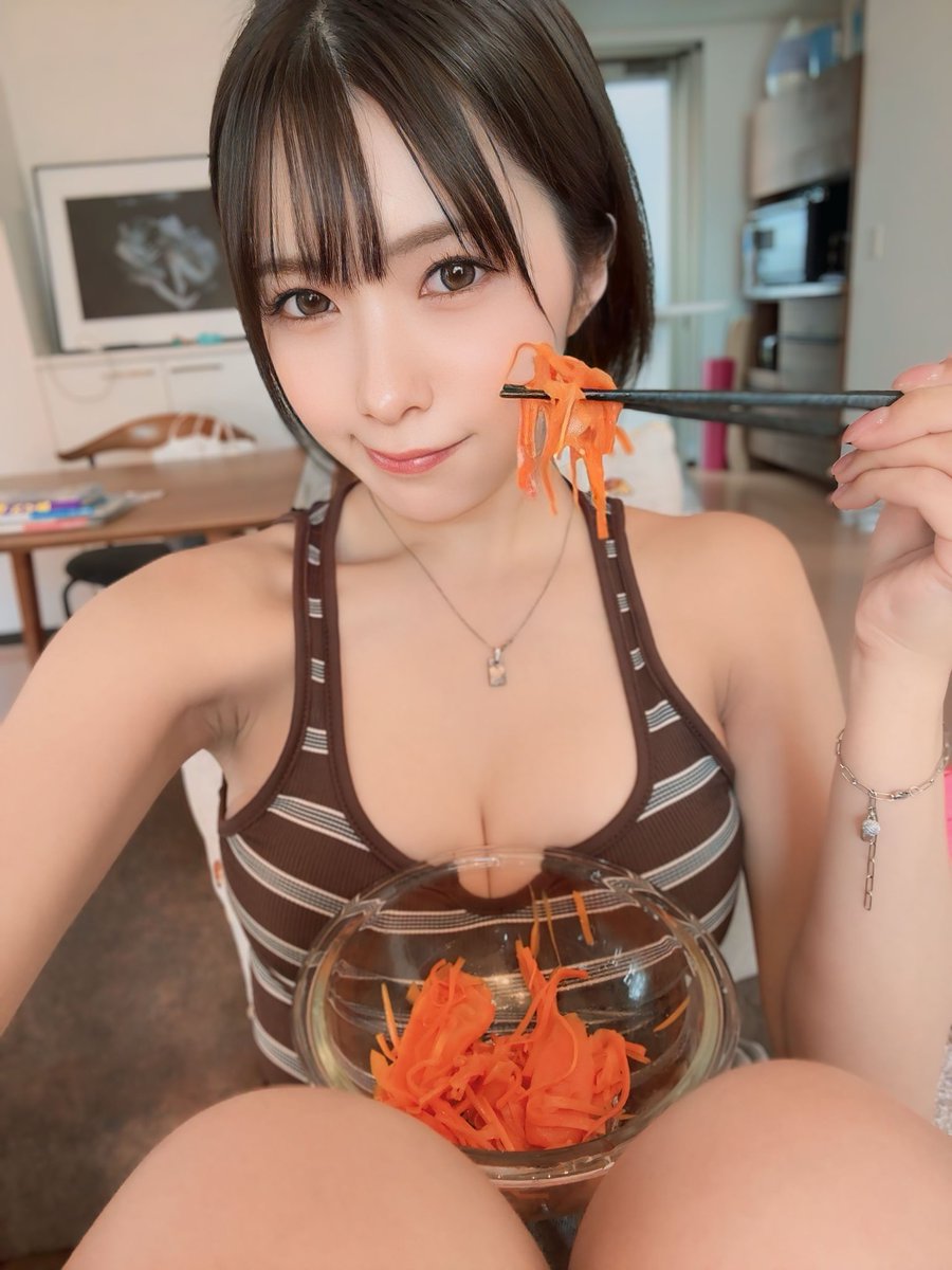 こんばんは🌙* :ﾟ

人参苦手！！！
好き嫌い克服中のつばさ舞です🥕🥦🫑🍅
基本サラダは苦手です(´；ω；｀)

明日は即売会！
みんな、楽しみやね💕
それではおやすみ🛌ｽﾔｧ… https://t.co/TY67Y4nIEE