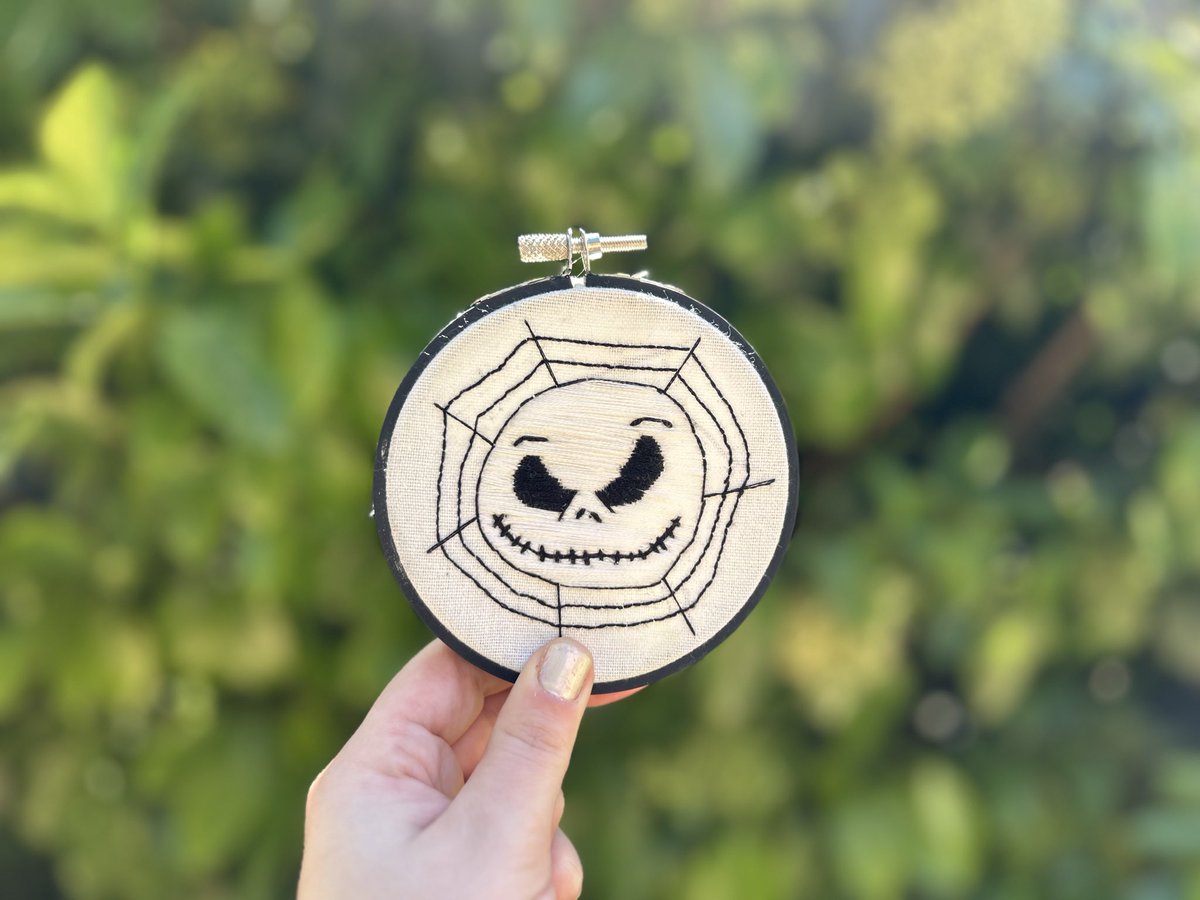 rosesxwitch's tweet image. Jack Skellington

Medidas: 10 cm de diámetro 

DISPONIBLE 

Precio: 38€
(Con envío certificado incluido)

Es una pieza de archivo ya que no volvería a repetirlo.
-

#embroidery #nigthmarebeforechristmas #bordadohechoamano