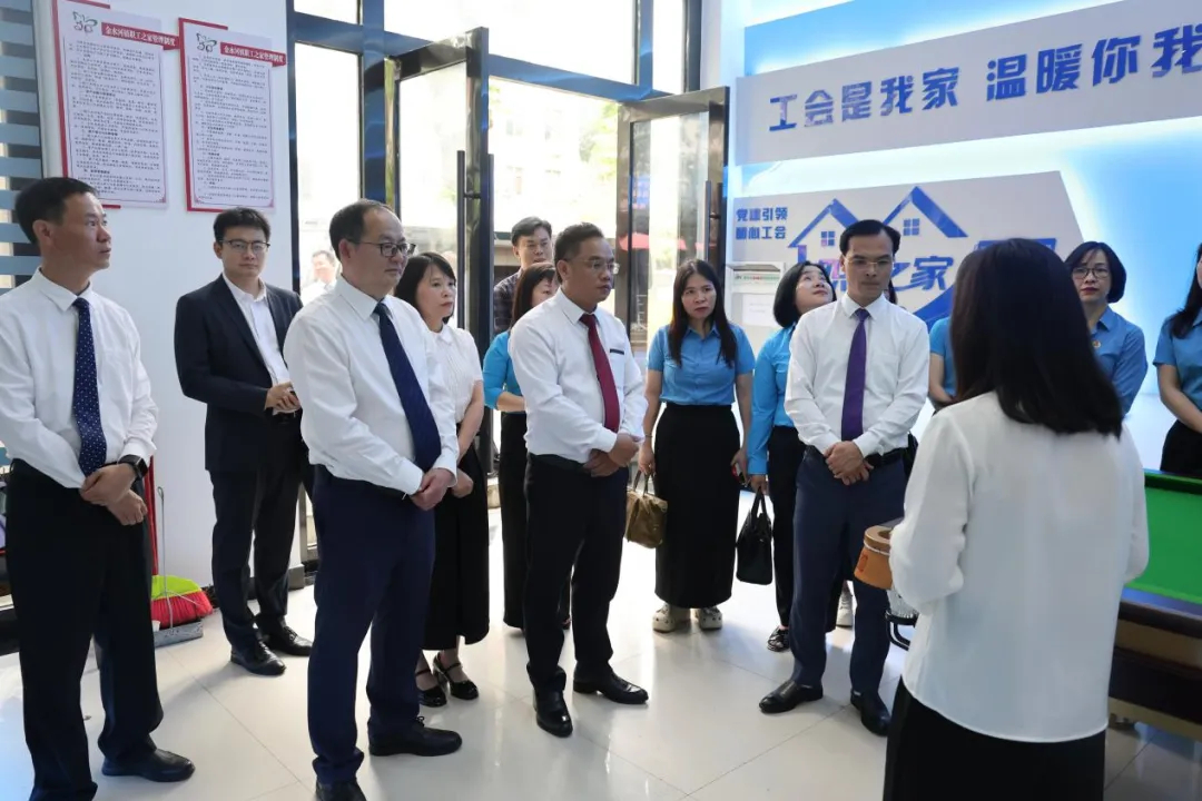 hhrmt208's tweet photo. A delegation from Lai Chau, Vietnam, visited Jinping, China, for friendly exchanges and discussions on border development. #HongheYunnan #ChinaVietnamFriendship #BorderCooperation https://t.co/7M77D1I7S8