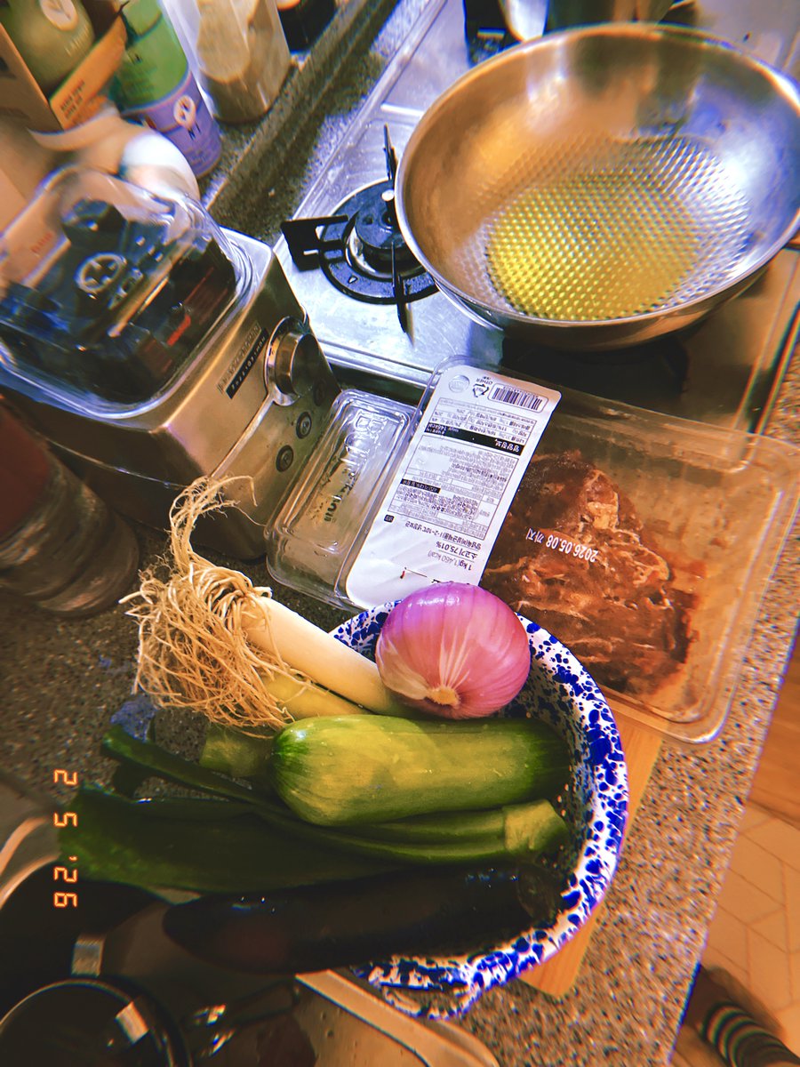 DrewVanilla_'s tweet photo. <렌틸콩+흑미쌀> 냄비밥에 <호박 가지 대파 양파 불고기> for Dinner 먹으며 영화 <Bad boys> 보며 ‘마이’ 웃었다.ㅎ 내일 초초새벽에 훈련 가야 하는 청소년 위해 보이들 일찍 일어나야 해서 벌써 Bed time 모드.`v´#May2 #saturday https://t.co/bnOPkMsxdU