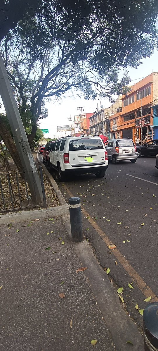 rz2309's tweet photo. @Alcaldia_Coy atención aquí,  es en eje 10 sur a la altura de papalotl, parece estacionamiento a todas horas y todos los días https://t.co/KC7fqBhYtX