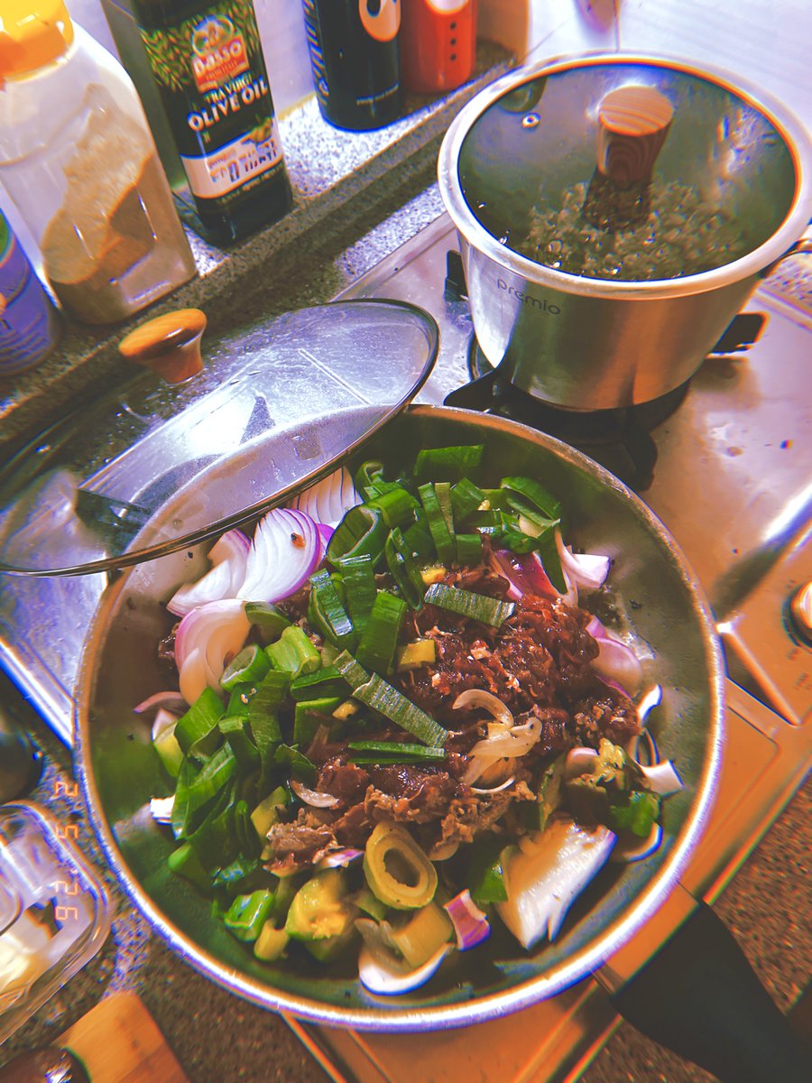 DrewVanilla_'s tweet photo. <렌틸콩+흑미쌀> 냄비밥에 <호박 가지 대파 양파 불고기> for Dinner 먹으며 영화 <Bad boys> 보며 ‘마이’ 웃었다.ㅎ 내일 초초새벽에 훈련 가야 하는 청소년 위해 보이들 일찍 일어나야 해서 벌써 Bed time 모드.`v´#May2 #saturday https://t.co/bnOPkMsxdU