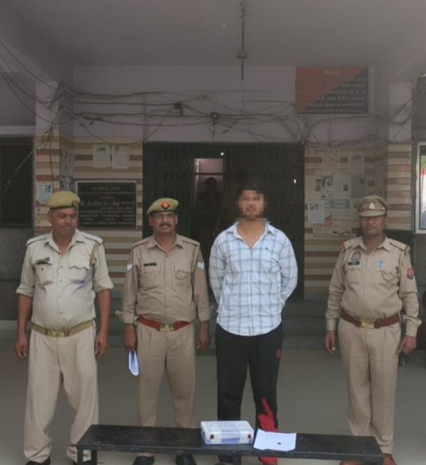aligarhpolice's tweet image. #Aligarh । #AligarhPolice
थाना बन्नादेवी पुलिस टीम द्वारा मु0अ0सं0 276/26 धारा 352/109(1)/115(2)/351(3)/61(2) बीएनएस में वाछिंत अभियुक्त को मय 01 अवैध तंमचा व 01 कारतूस सहित गिरफ्तार करने के संबंध में- 
#UPPolice