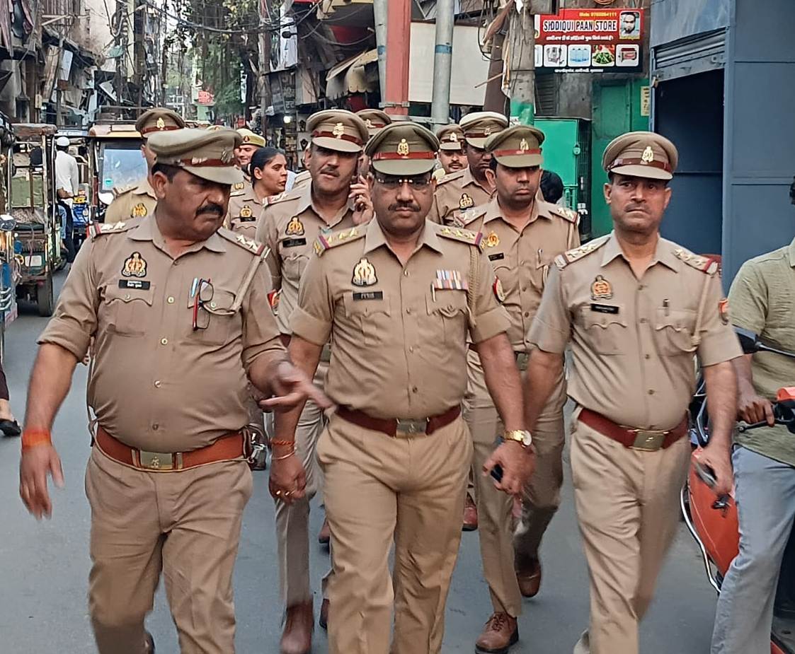 moradabadpolice's tweet image. #SSP @moradabadpolice के निर्देशन में  जनपदीय पुलिस द्वारा अपराध नियंत्रण, कानून एवं शान्ति व्यवस्था तथा जनमानस में सुरक्षा की भावना जागृत करने के दृष्टिगत थाना क्षेत्रान्तर्गत गली, मोहल्ला, बाजार व अन्य महत्वपूर्ण स्थानों पर पैदल गश्त की गई।
#Footpatrolling
#UPPolice