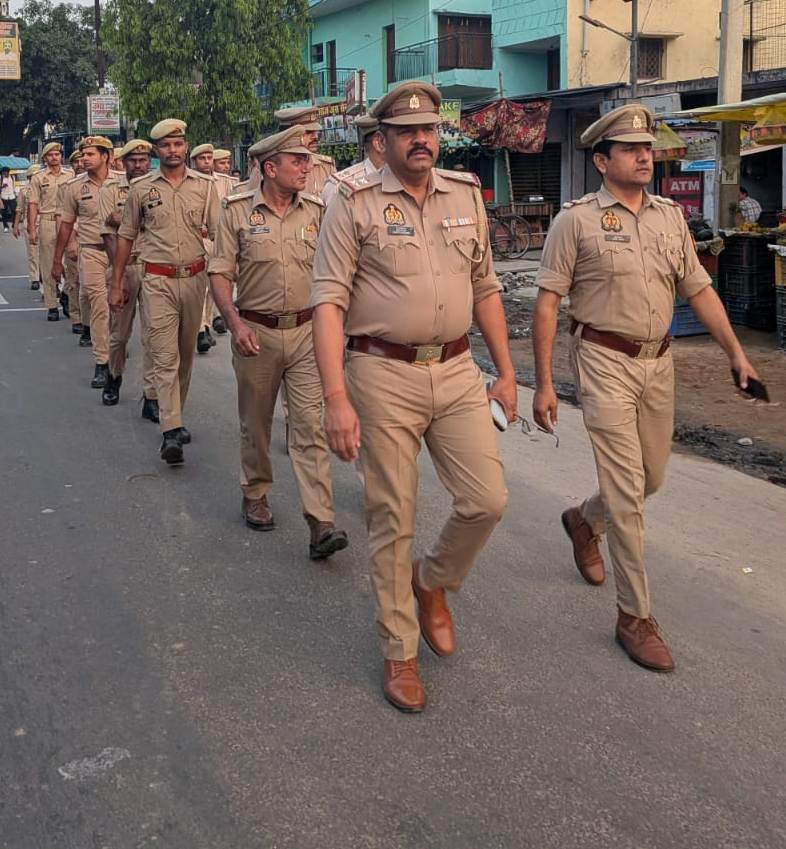moradabadpolice's tweet image. #SSP @moradabadpolice के निर्देशन में  जनपदीय पुलिस द्वारा अपराध नियंत्रण, कानून एवं शान्ति व्यवस्था तथा जनमानस में सुरक्षा की भावना जागृत करने के दृष्टिगत थाना क्षेत्रान्तर्गत गली, मोहल्ला, बाजार व अन्य महत्वपूर्ण स्थानों पर पैदल गश्त की गई।
#Footpatrolling
#UPPolice