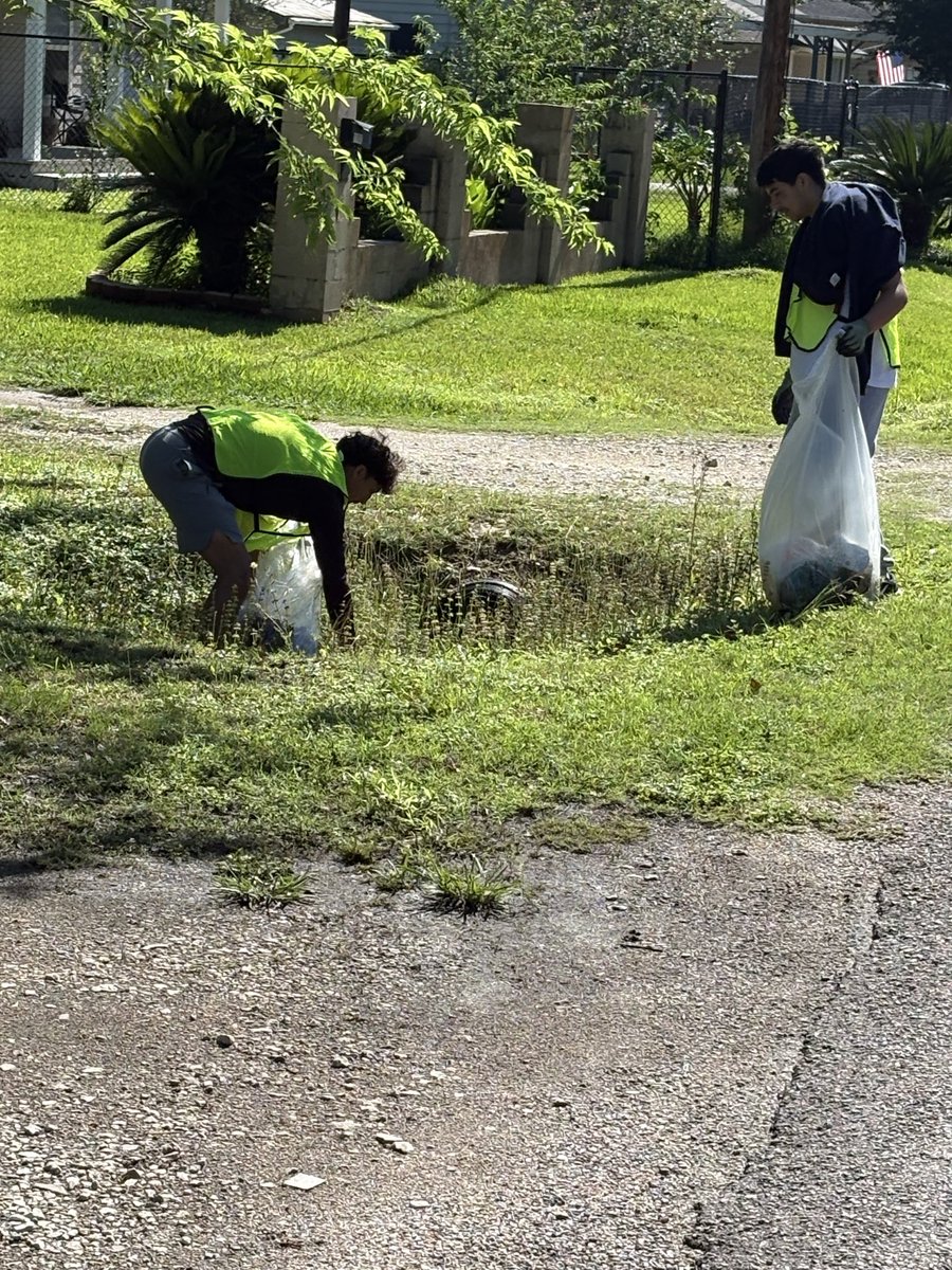 AlvinBoysHoops's tweet photo. Our Boys are making sure the city of Alvin is clean as they participated in the GREAT ALVIN CLEAN UP! https://t.co/eeFKLd9fAT