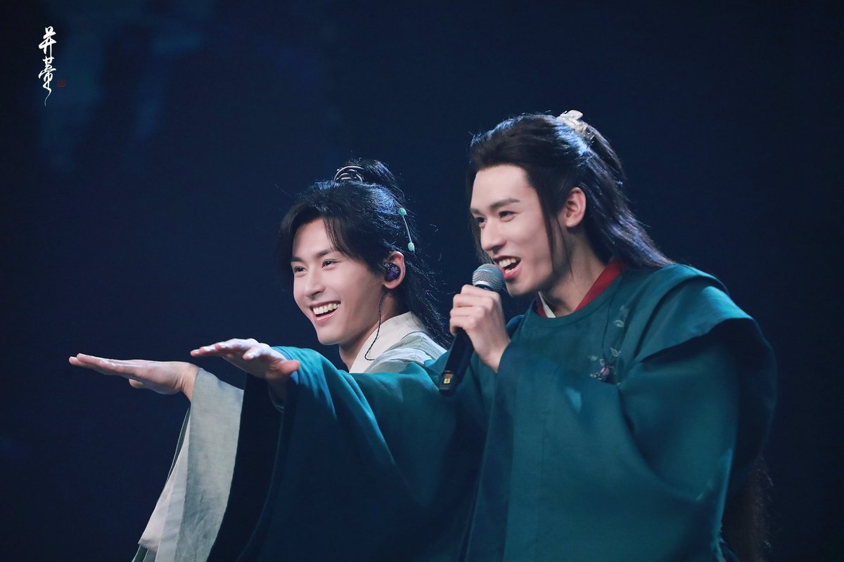 KageHikaru's tweet photo. #TheRealZhangZhehan daily themes
SHL concert: ZH &amp; GJ 🎤💙❤️
#ZhangZhehan #张哲瀚

theme calendar: https://t.co/XF0NV3Tl0q https://t.co/kbVH4drTvR