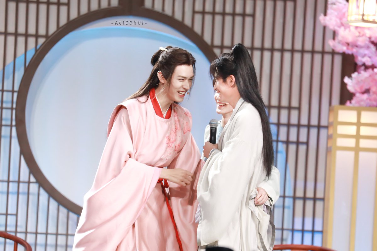 KageHikaru's tweet photo. #TheRealZhangZhehan daily themes
SHL concert: ZH &amp; GJ 🎤💙❤️
#ZhangZhehan #张哲瀚

theme calendar: https://t.co/XF0NV3Tl0q https://t.co/kbVH4drTvR