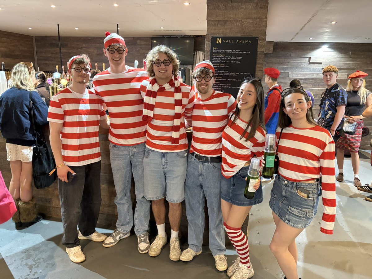 PeteGriffiths10's tweet image. Only 5pm #Darts 🎯 darts 🎯 darts 
Packed out Vale Arena tonight 
Students are out in force and some top costumes 
We always well out !!! #cardiff