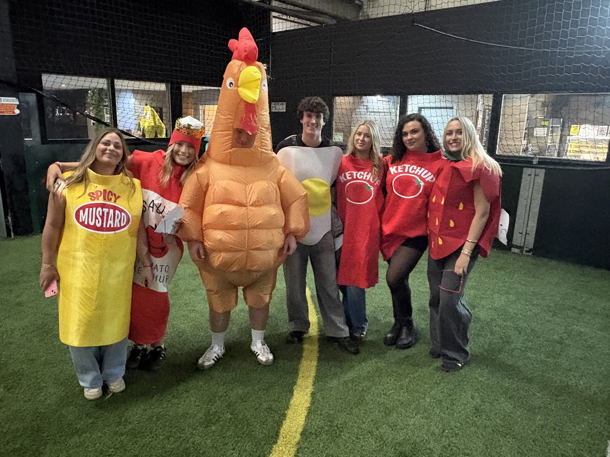 PeteGriffiths10's tweet image. Only 5pm #Darts 🎯 darts 🎯 darts 
Packed out Vale Arena tonight 
Students are out in force and some top costumes 
We always well out !!! #cardiff