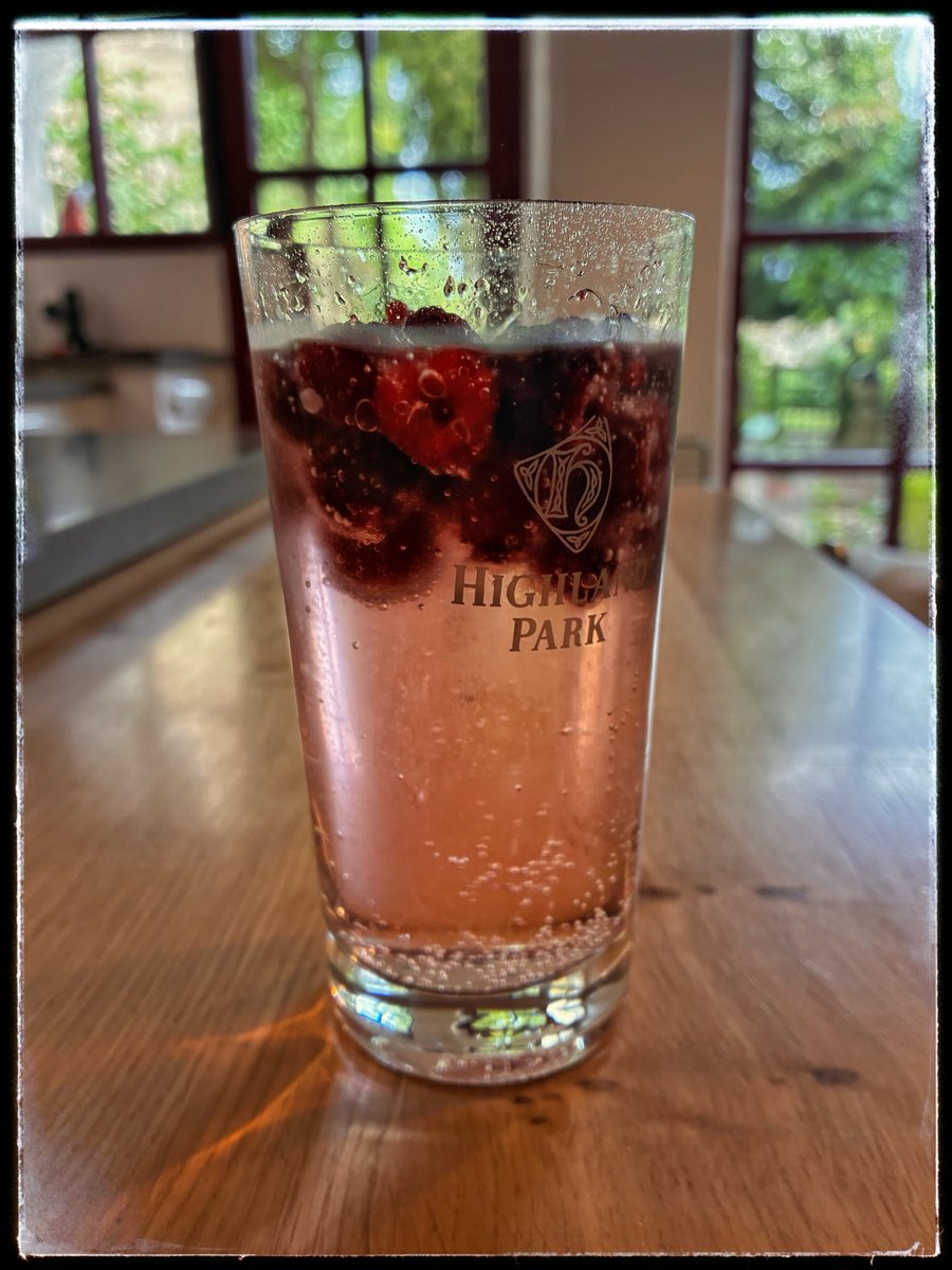 OokaBuzz7638's tweet photo. Cheers ! Santé ! https://t.co/mhQPPeewsi