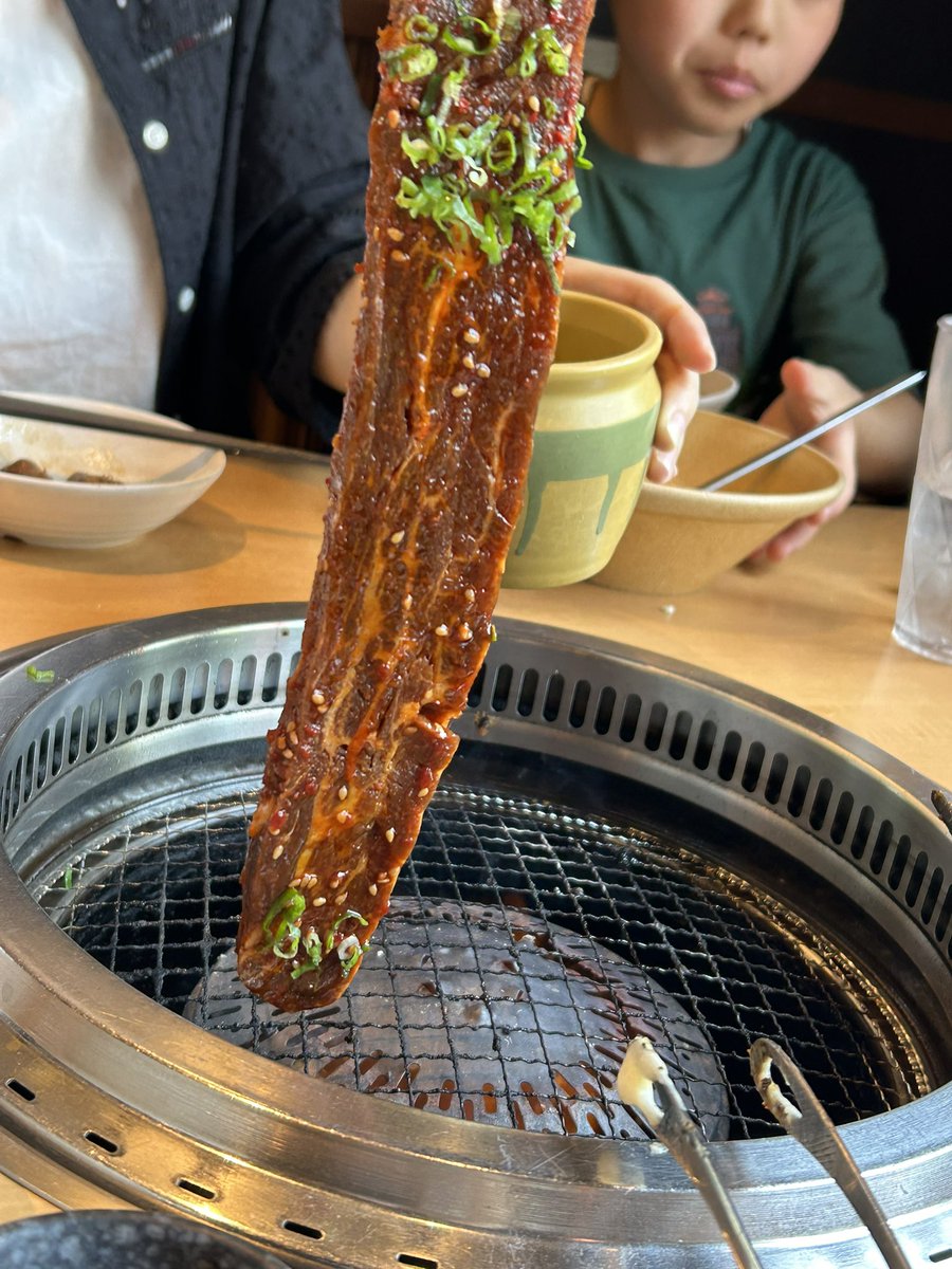 うちではお金の話をオープンにしています。

株主優待で外食が多いので長男からは「投資王」と呼ばれるんですが、

あまり学校では言って欲しくないかな、とw

職業がバレてるし、しかも子どもと自分が学区なので色々筒抜けになる…

#焼肉きんぐ