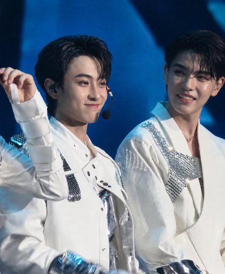 prizennn's tweet photo. No because imagine if we don't get them as official couple. Visual chemistry potential gone to waste 😭😭cause LOOK AT THEM #petewave https://t.co/5Sui24fflB