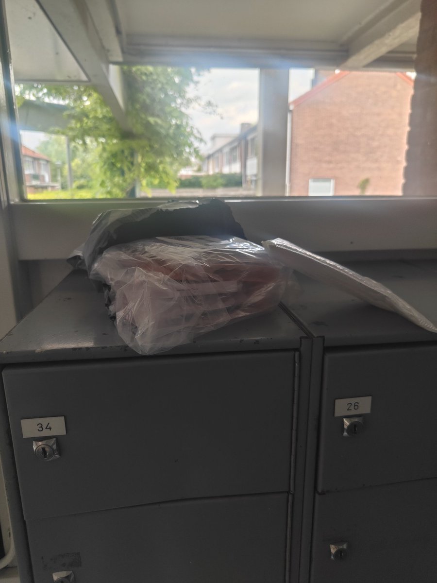 Kitsunelly's tweet photo. Nou... Bedankt he PostNL...
De volgende dag zie ik mijn pakketje uitelkaar getrokken boven de brievenbussen liggen in de galerij 😤 https://t.co/sUbubJXYas