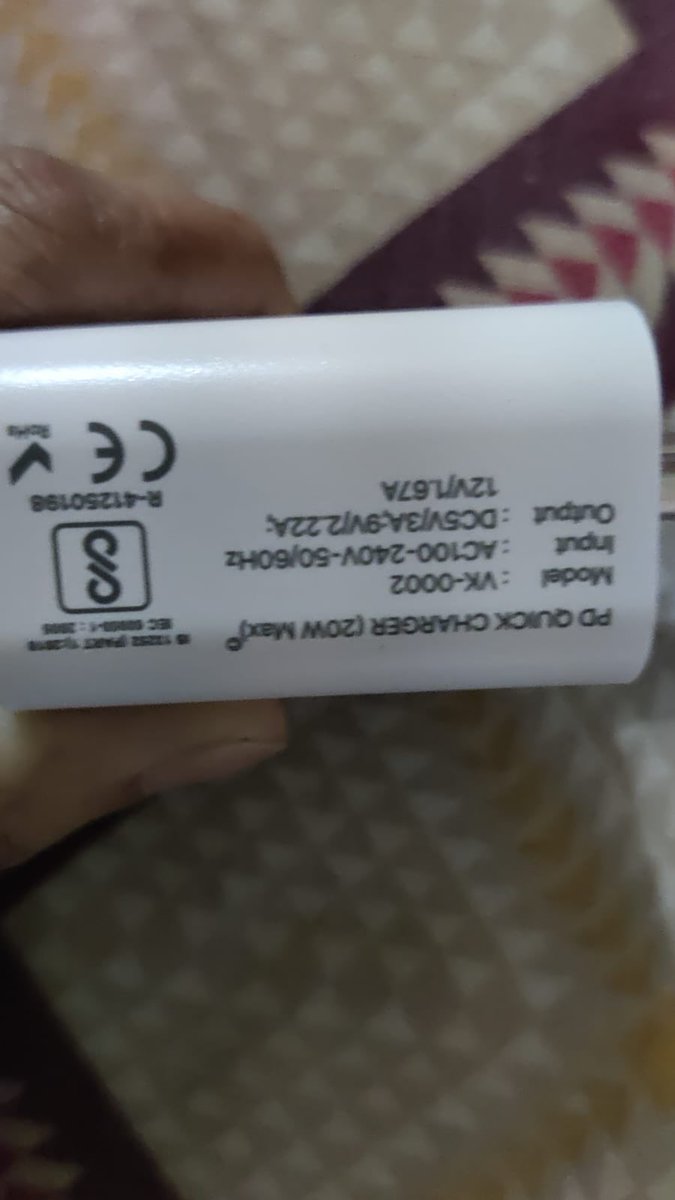 enggajju3's tweet image. @Apple @AppleSupport @theapplehub want to know if apple
Has started giving this charger along with purchase of iphone 17.
Id yes then it is original?
If yes, then It is compatible with my handset?
#beaware #fraudalert #consumer @nch1915
