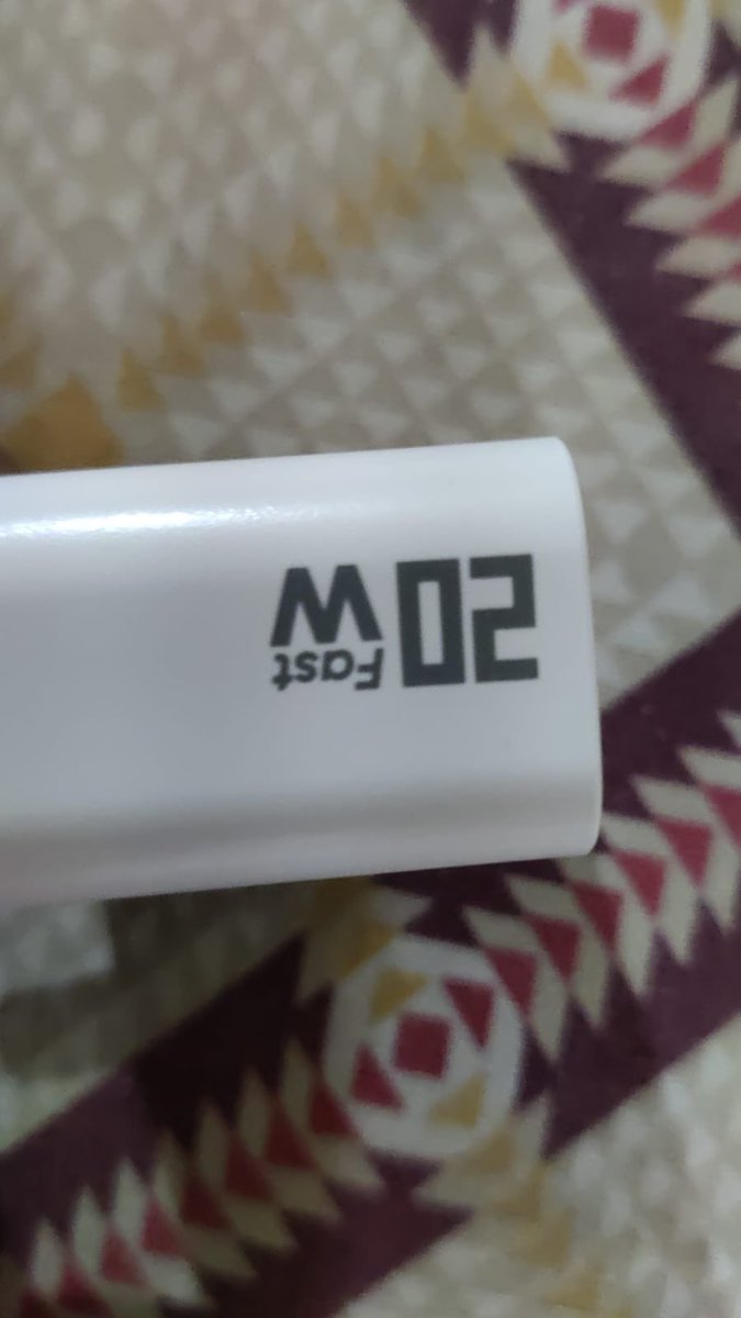 enggajju3's tweet image. @Apple @AppleSupport @theapplehub want to know if apple
Has started giving this charger along with purchase of iphone 17.
Id yes then it is original?
If yes, then It is compatible with my handset?
#beaware #fraudalert #consumer @nch1915