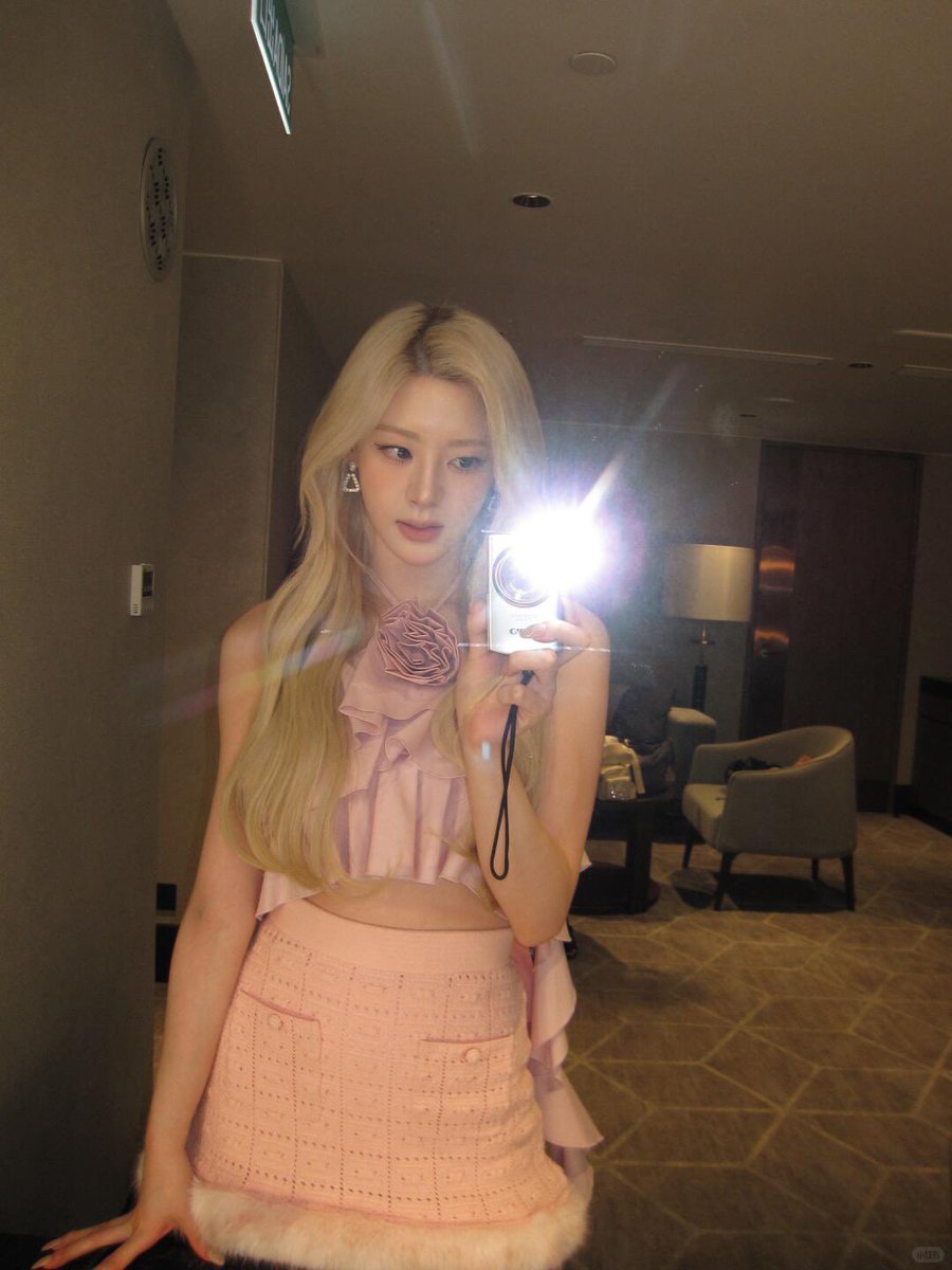 Yoonssenyi's tweet photo. I swear I was supposed to be doing something super important and productive right now, but then I caught my reflection and the lighting was just... too perfect? (´｡• ᵕ •｡`) ♡ https://t.co/XyJBIt2ezx