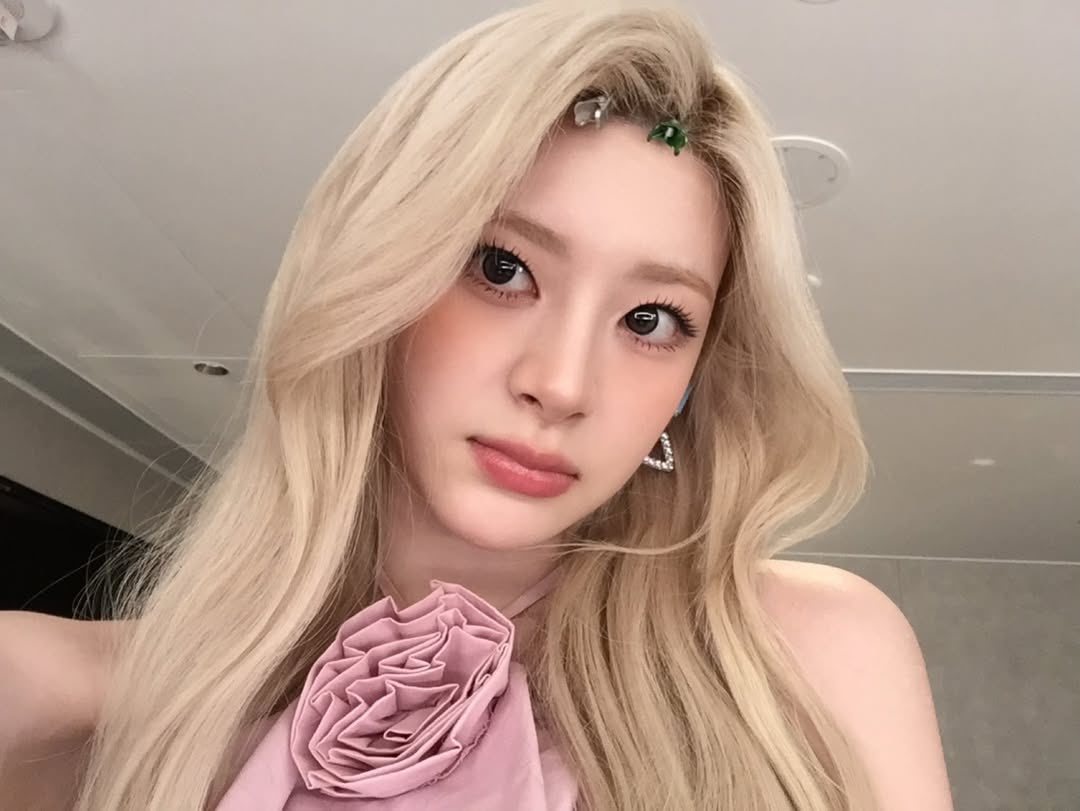 Yoonssenyi's tweet photo. I mean, how could I not pull out my trusty little camera and snap this? Look at these ruffles, they’re just crying out for a photoshoot! I’m starting to think I’m becoming a professional at getting distracted by my own outfit, but honestly, it’s a valid excuse, right? Hehe. https://t.co/A9Podd4lEt