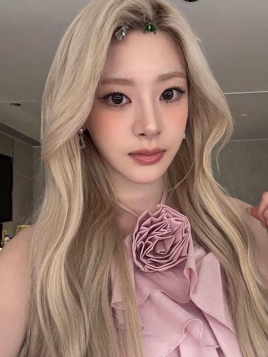 Yoonssenyi's tweet photo. I promise I’ll get to work right after this—or maybe just after one more mirror check. Please don't be mad at me for holding you up! Consider this a little treat to brighten up your feed instead! (≧◡≦) ♡💖 https://t.co/8XYMWxrfLe