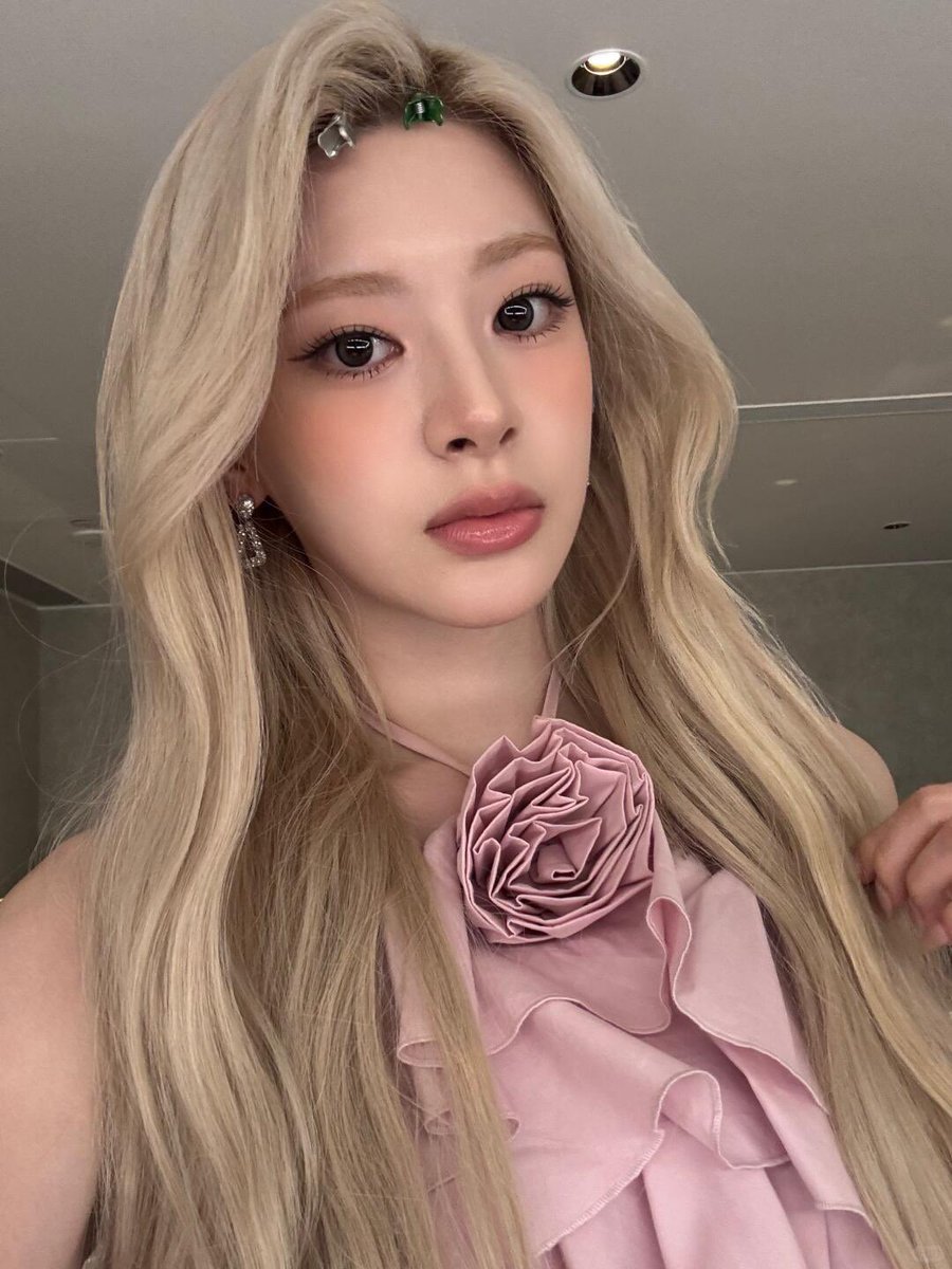 Yoonssenyi's tweet photo. I promise I’ll get to work right after this—or maybe just after one more mirror check. Please don't be mad at me for holding you up! Consider this a little treat to brighten up your feed instead! (≧◡≦) ♡💖 https://t.co/8XYMWxrfLe