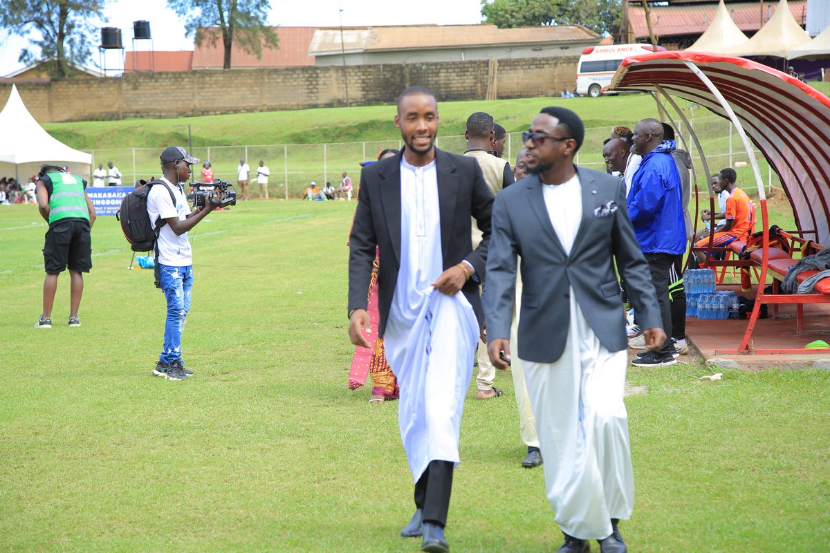 Omutaka Gabunga ow'Emmamba, Mubiru Ziikwa, n'Omutaka Kasujja ow'Engeye, bwebati bwebalabise nga bayingira e kisaawe kye Wankulukuku mu kuggulawo emizannyo gy'Ebika by'Abaganda egy'omwaka guno 2026. 
#BikaFootball2026