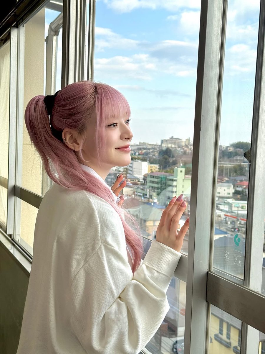 Yoonssenyi's tweet photo. Just dreaming the day away and feeling extra fluffy in this white cardigan! With my pink hair tied up like this, I feel like a sweet little princess. I promise I was just observing the view, but the lighting was just too good not to capture! Tell me I match the sky today, please? https://t.co/D0dOKbNFTf