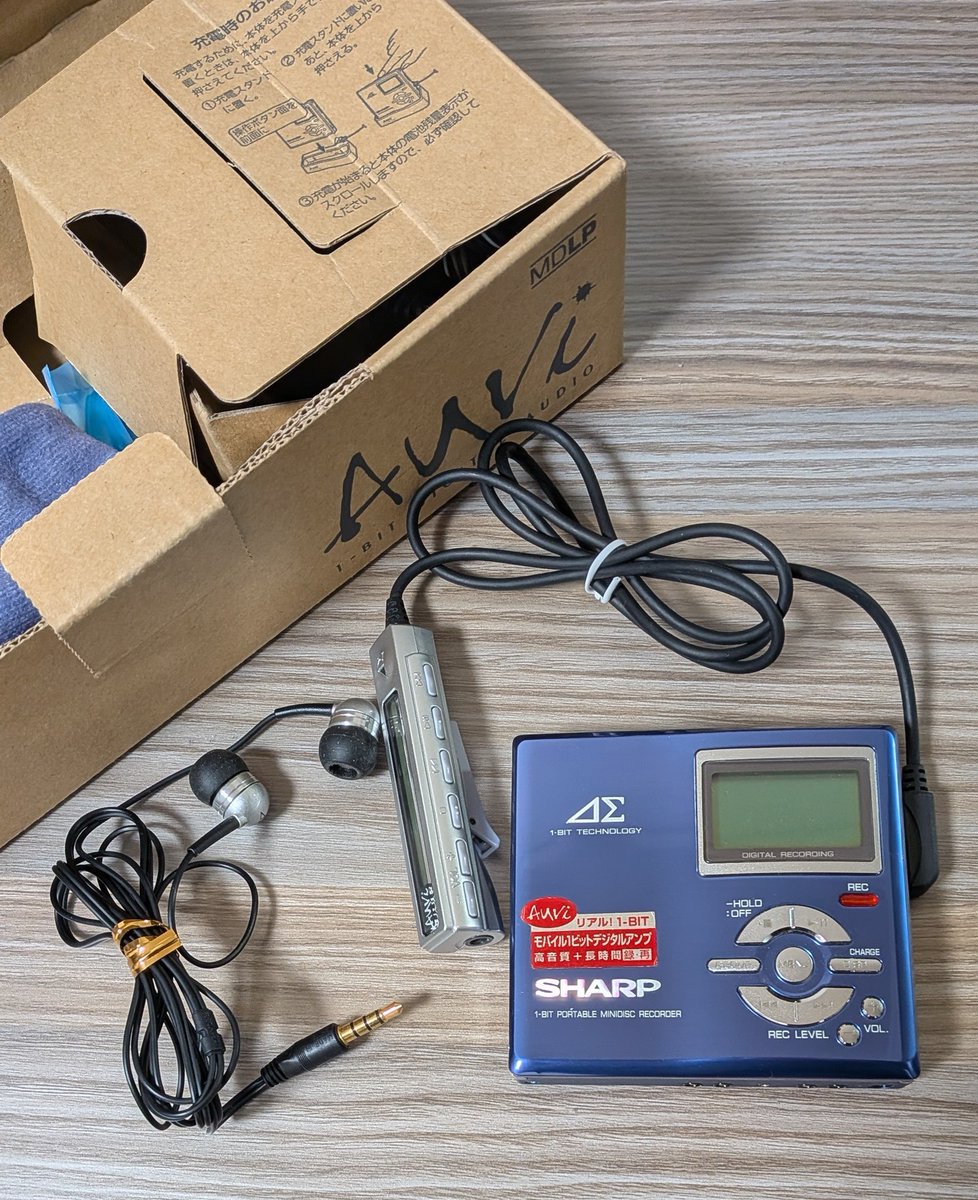 yangirin51's tweet photo. 1ビットデジタルアンプというなんか強そうな語感に惹かれて買ったシャープのAuviというポータブルMD機
ステレオ音声出力が4極になっていてこの機種専用のイヤホンでないと性能を発揮できないという変態仕様がまかり通ってたのはすごいなあと思う https://t.co/WInC7UKvFn