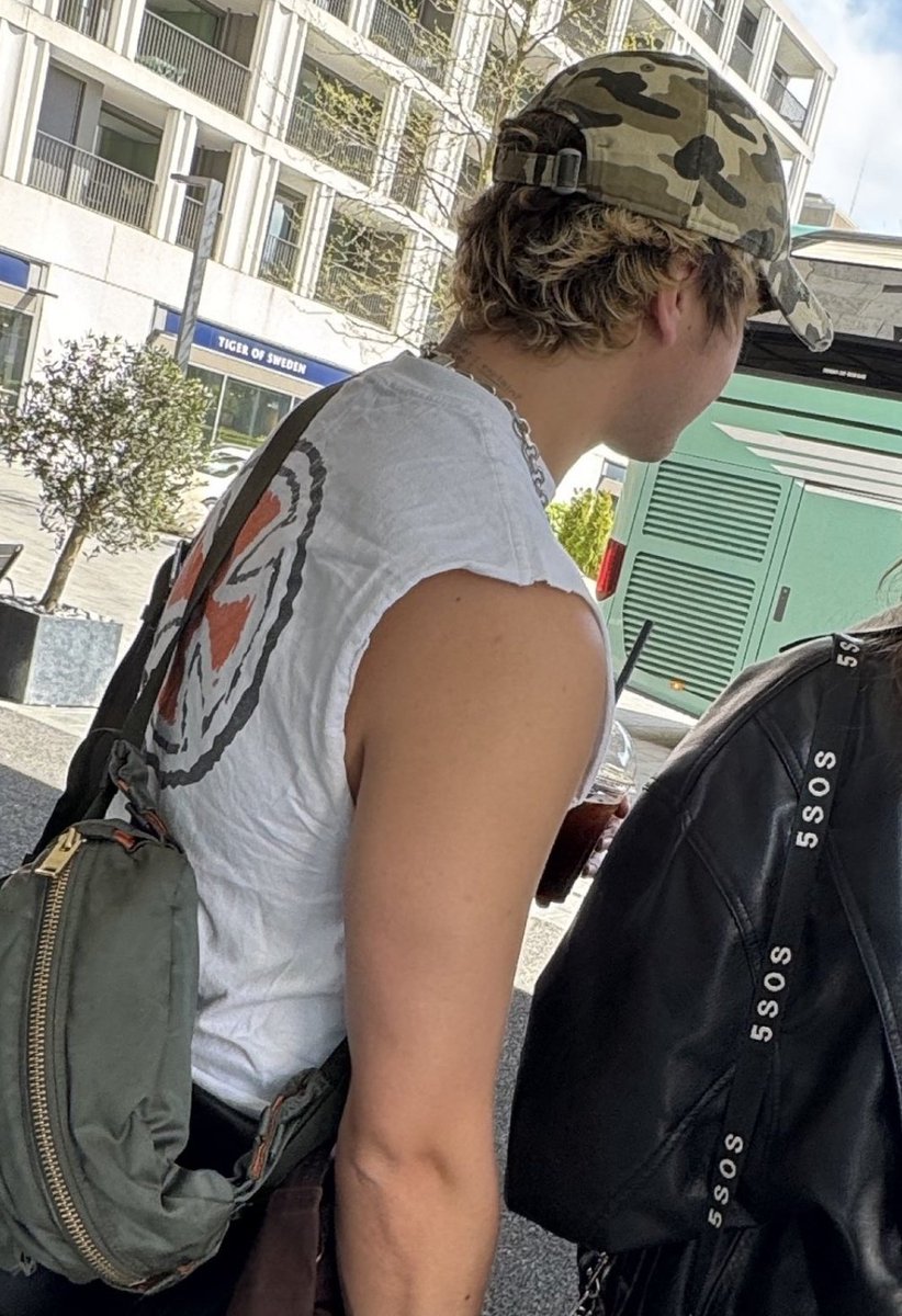 5sos met iva :') tweet media
